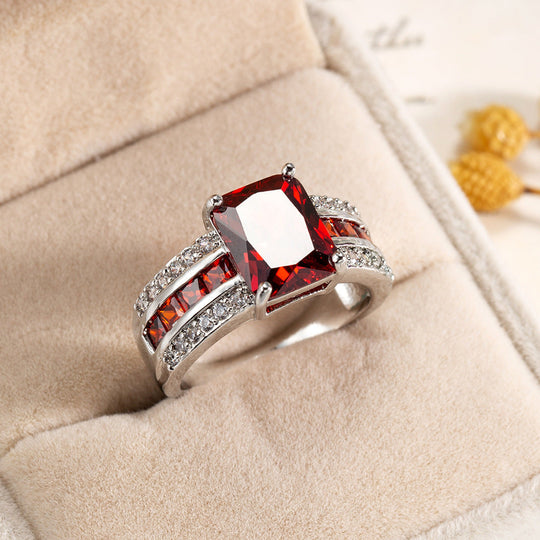 Anillo de Ruby Plateado con Banda Dividida