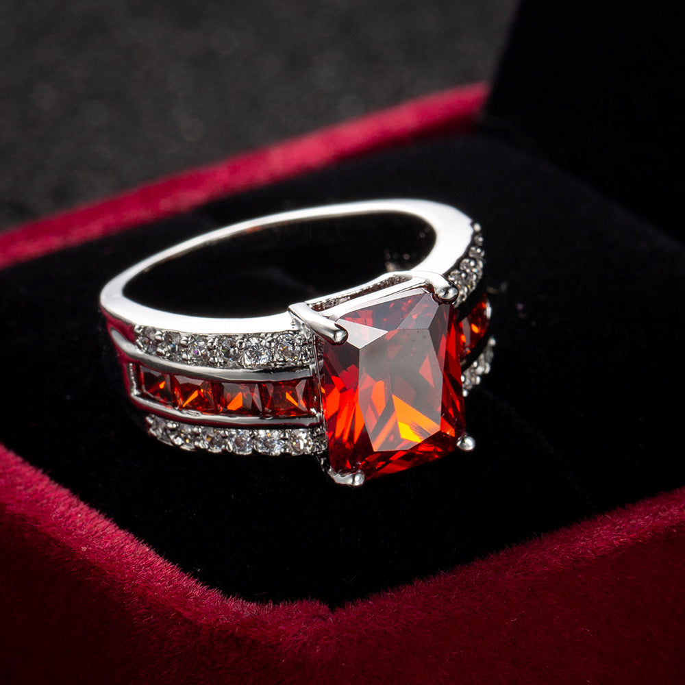 Anillo de Ruby Plateado con Banda Dividida