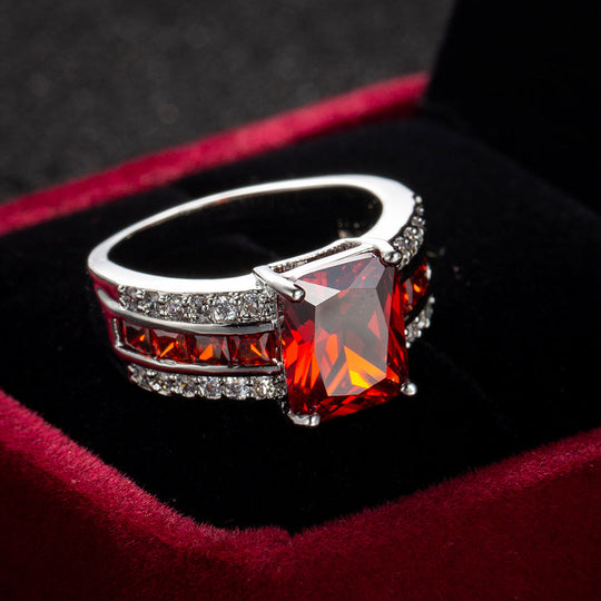 Anillo de Ruby Plateado con Banda Dividida