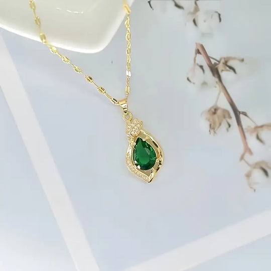 Collar con Colgante de Gota de Esmeralda Dorada