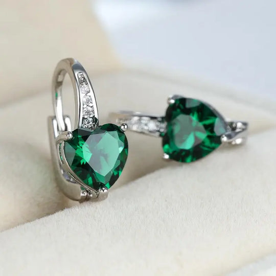 Pendientes de aro en forma de corazón de esmeralda plateada