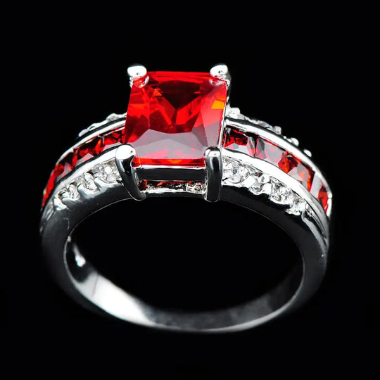 Anillo de Ruby Plateado con Banda Dividida