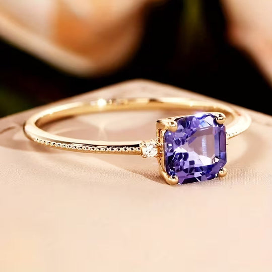 Anillo Solitario de Oro y Amatista
