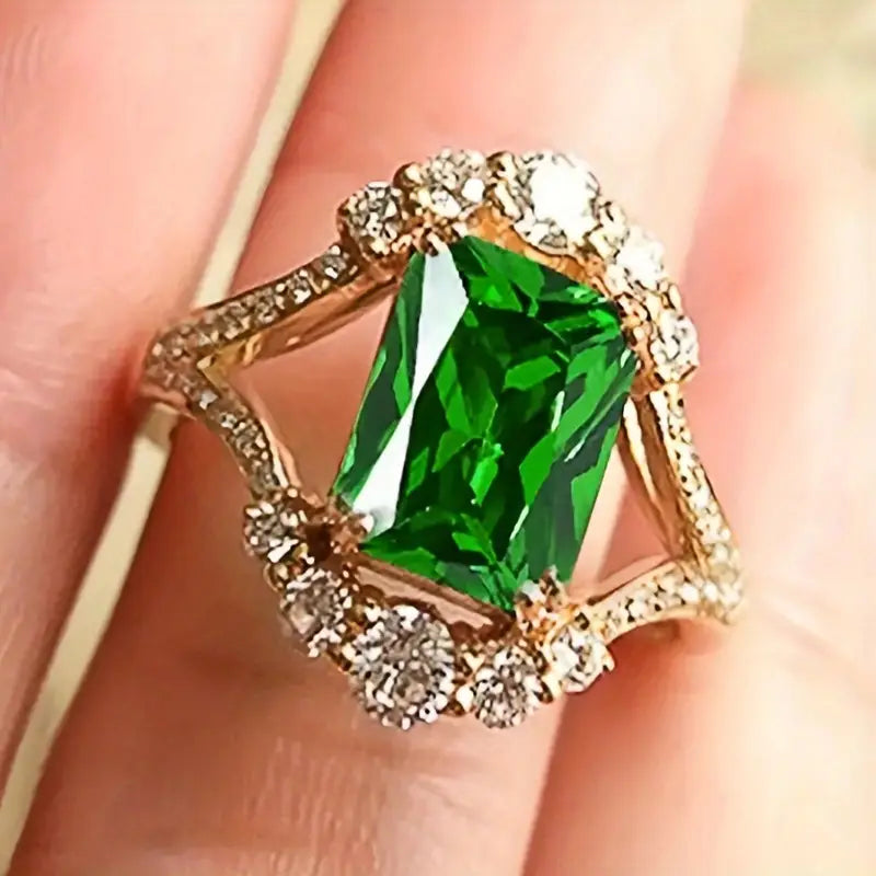 Anillo Halo de Esmeralda Dorada