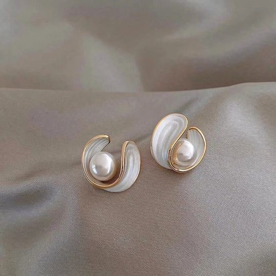 Pendientes de perlas con remolino dorado