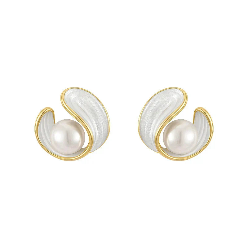 Pendientes de perlas con remolino dorado
