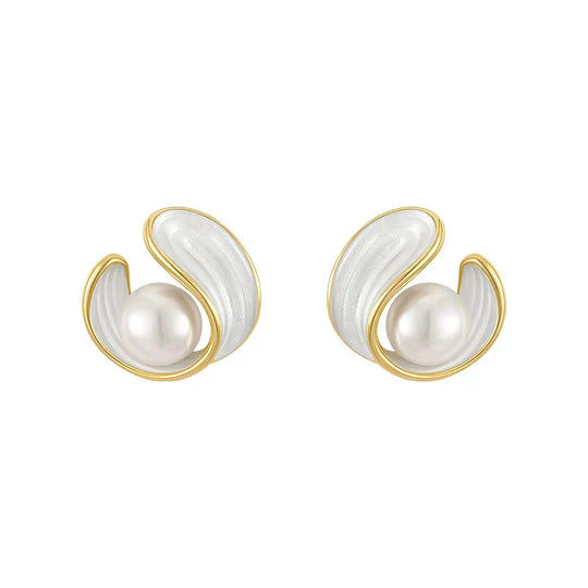 Pendientes de perlas con remolino dorado