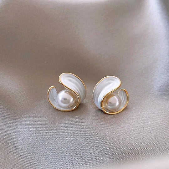Pendientes de perlas con remolino dorado