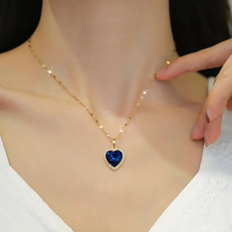 Collar de Corazón de Zafiro Dorado