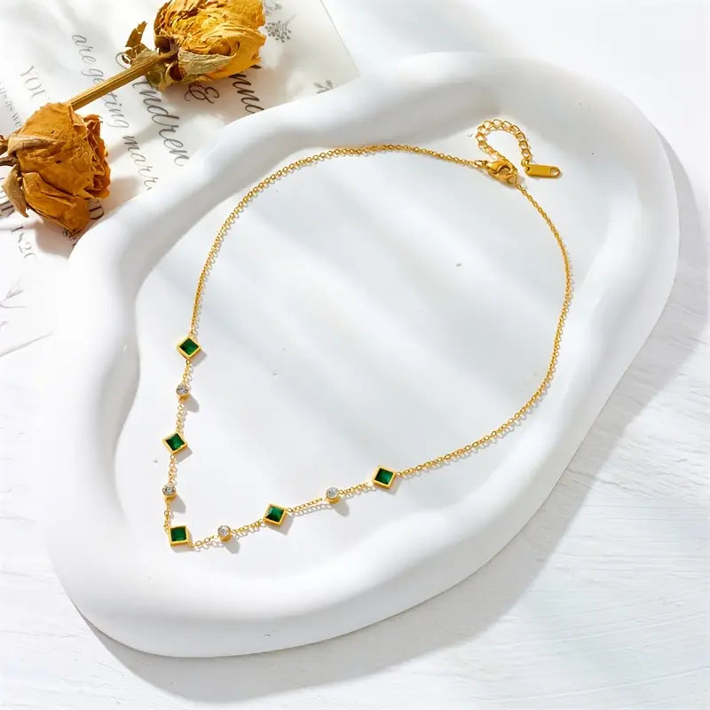 Collar Geométrico de Oro y Esmeralda