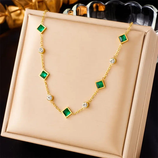 Collar Geométrico de Oro y Esmeralda