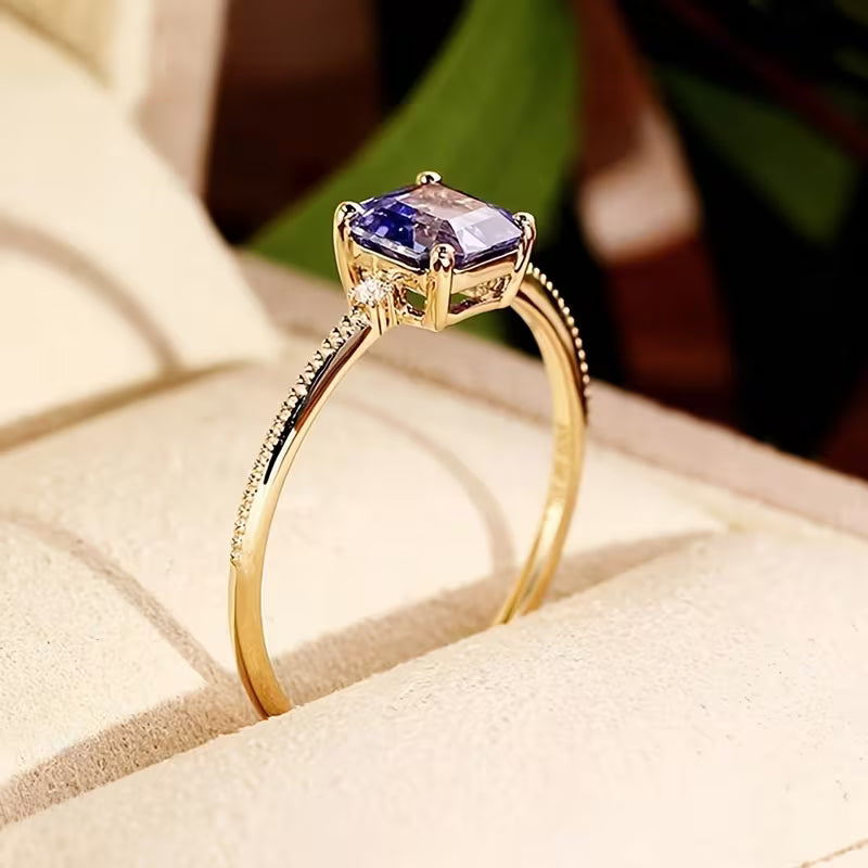 Anillo Solitario de Oro y Amatista