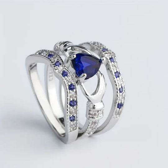 Anillo entrelazado de zafiro plateado