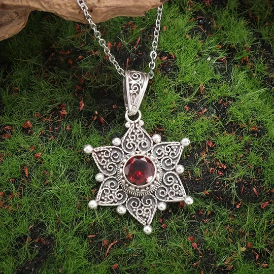 Collar Colgante de Estrella de Rubí Plateado