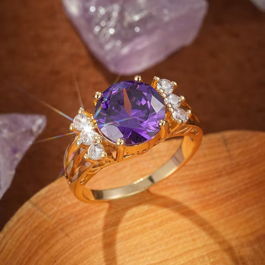 Anillo de Oro con Amatista y Banda Dividida