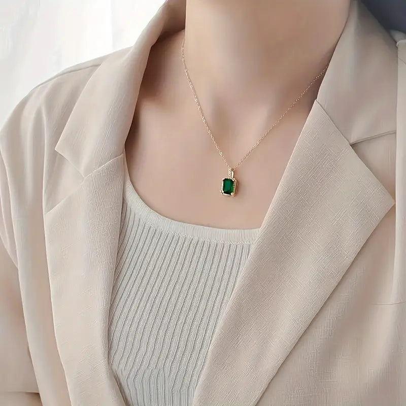 Collar Rectangular Halo de Esmeralda Dorada