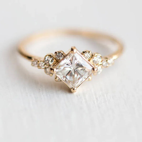 Anillo de Solitario Cuadrado de Oro