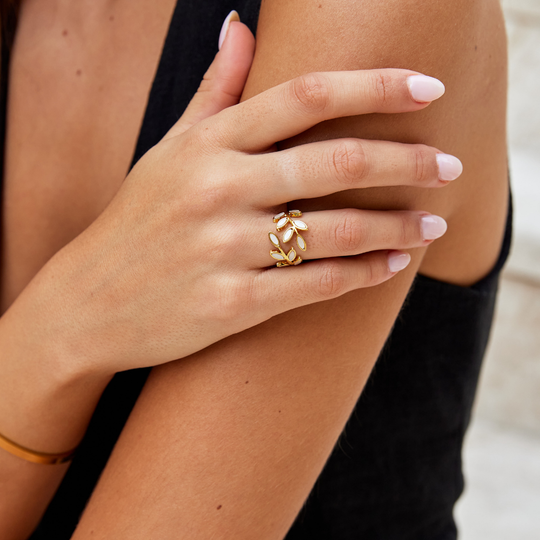 Anillo con Motivo de Hoja de Oro