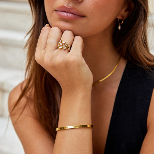 Anillo con Motivo de Hoja de Oro