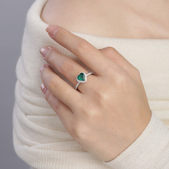 Anillo Halo de Corazón de Esmeralda Plateada