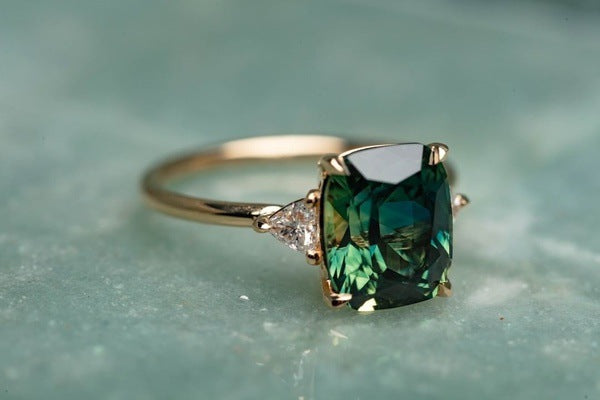 Anillo Solitario de Esmeralda Dorada