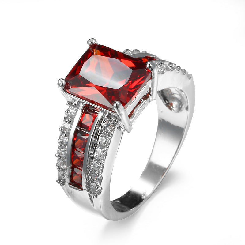 Anillo de Ruby Plateado con Banda Dividida