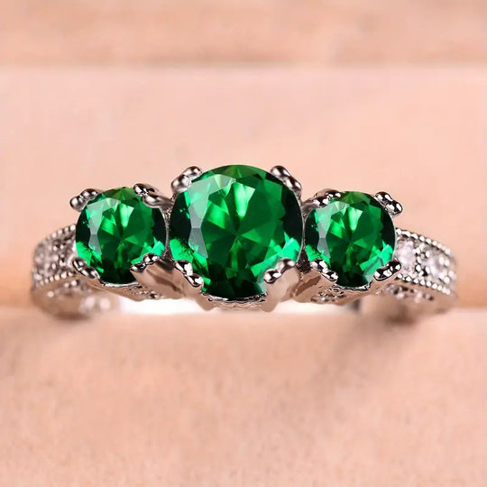 Anillo de Tres Piedras con Esmeralda Plateada