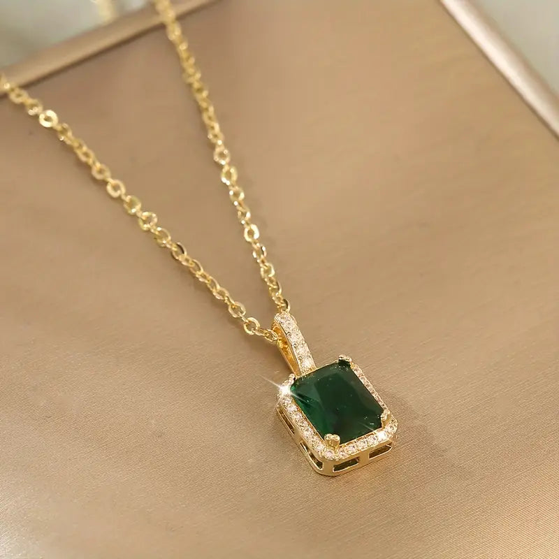 Collar Rectangular Halo de Esmeralda Dorada