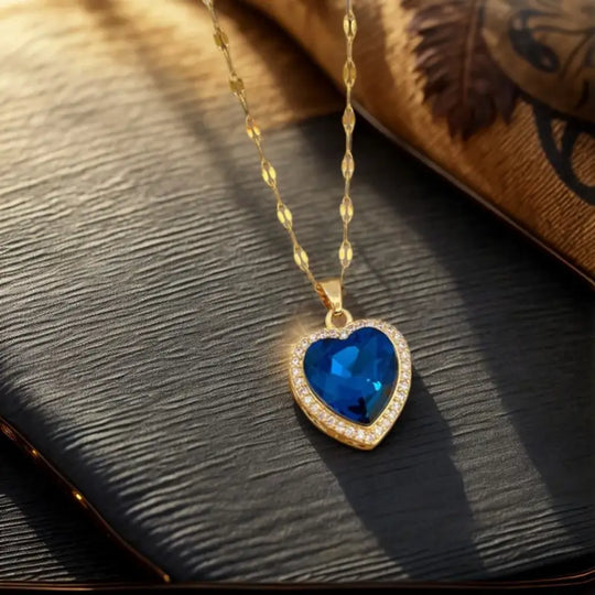 Collar de Corazón de Zafiro Dorado