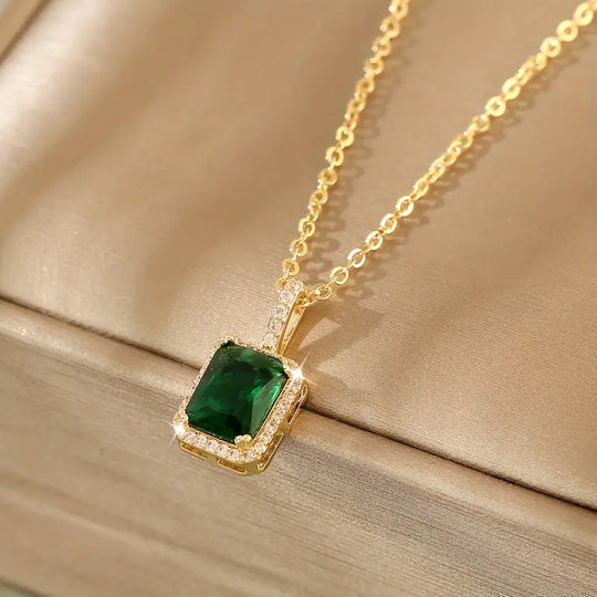 Collar Rectangular Halo de Esmeralda Dorada