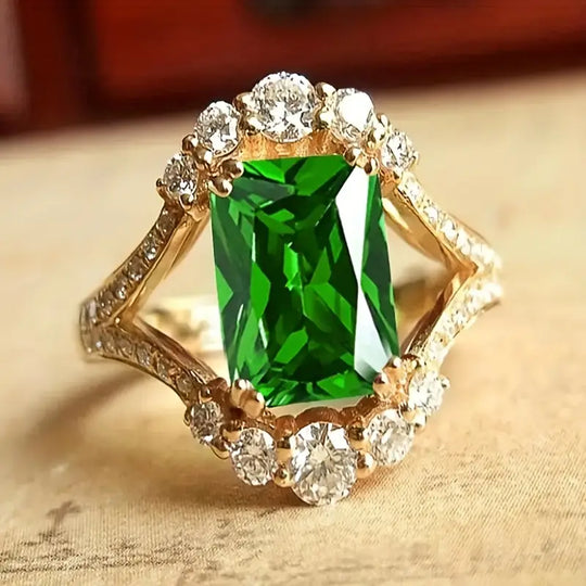 Anillo Halo de Esmeralda Dorada