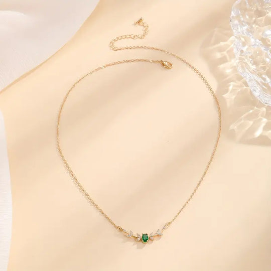 Collar Minimalista de Oro y Esmeralda