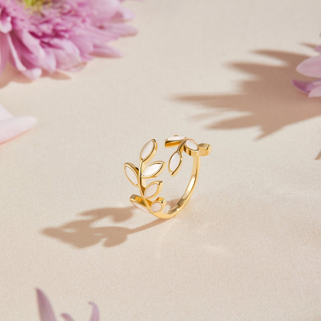 Anillo con Motivo de Hoja de Oro
