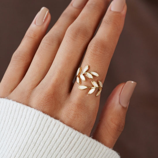 Anillo con Motivo de Hoja de Oro