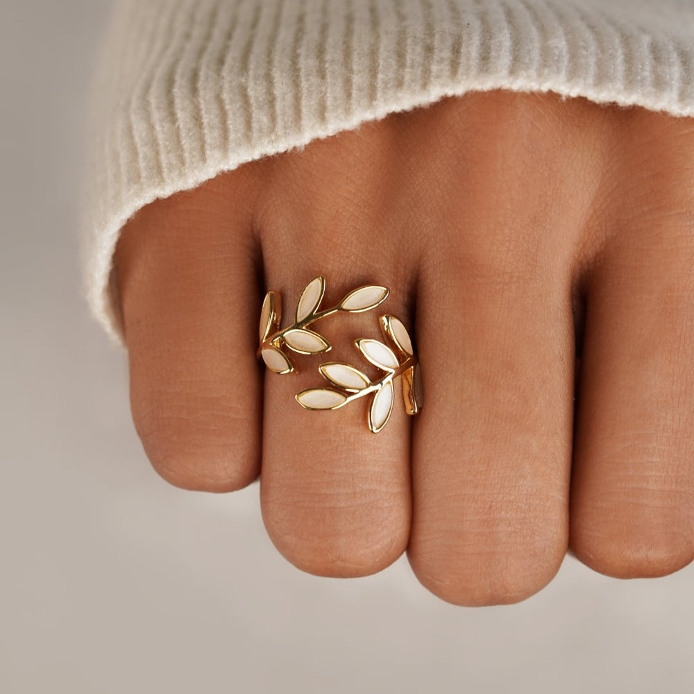 Anillo con Motivo de Hoja de Oro