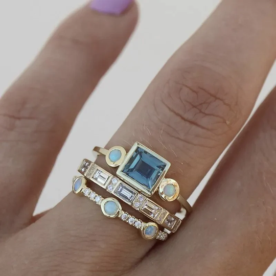 Conjunto de Anillos Geométricos Apilados en Oro