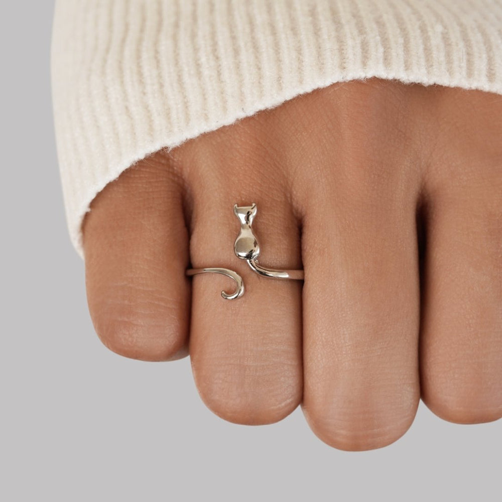 Anillo con Motivo de Gato Plateado