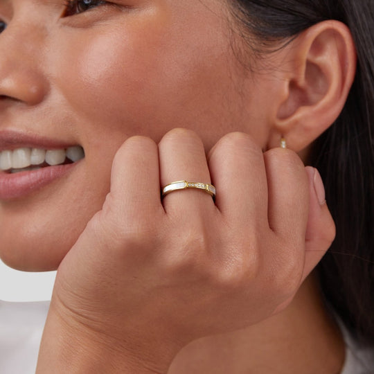 Anillo de Banda con Incrustación de Oro