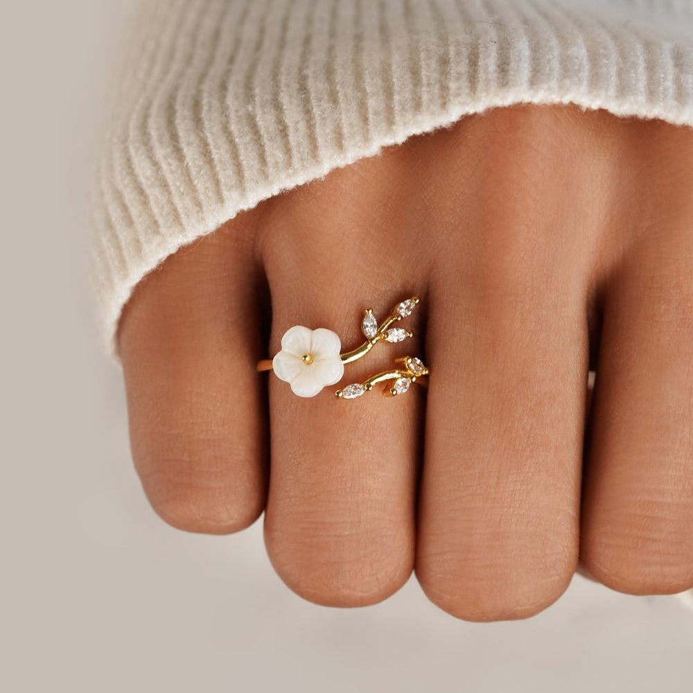 Anillo Abierto de Oro con Flores y Hojas