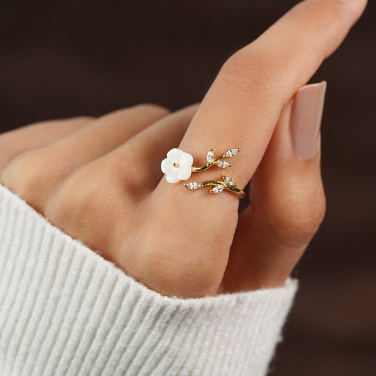 Anillo Abierto de Oro con Flores y Hojas