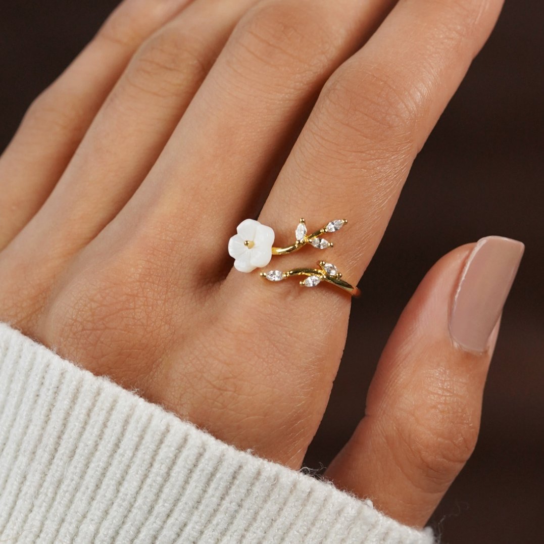 Anillo Abierto de Oro con Flores y Hojas